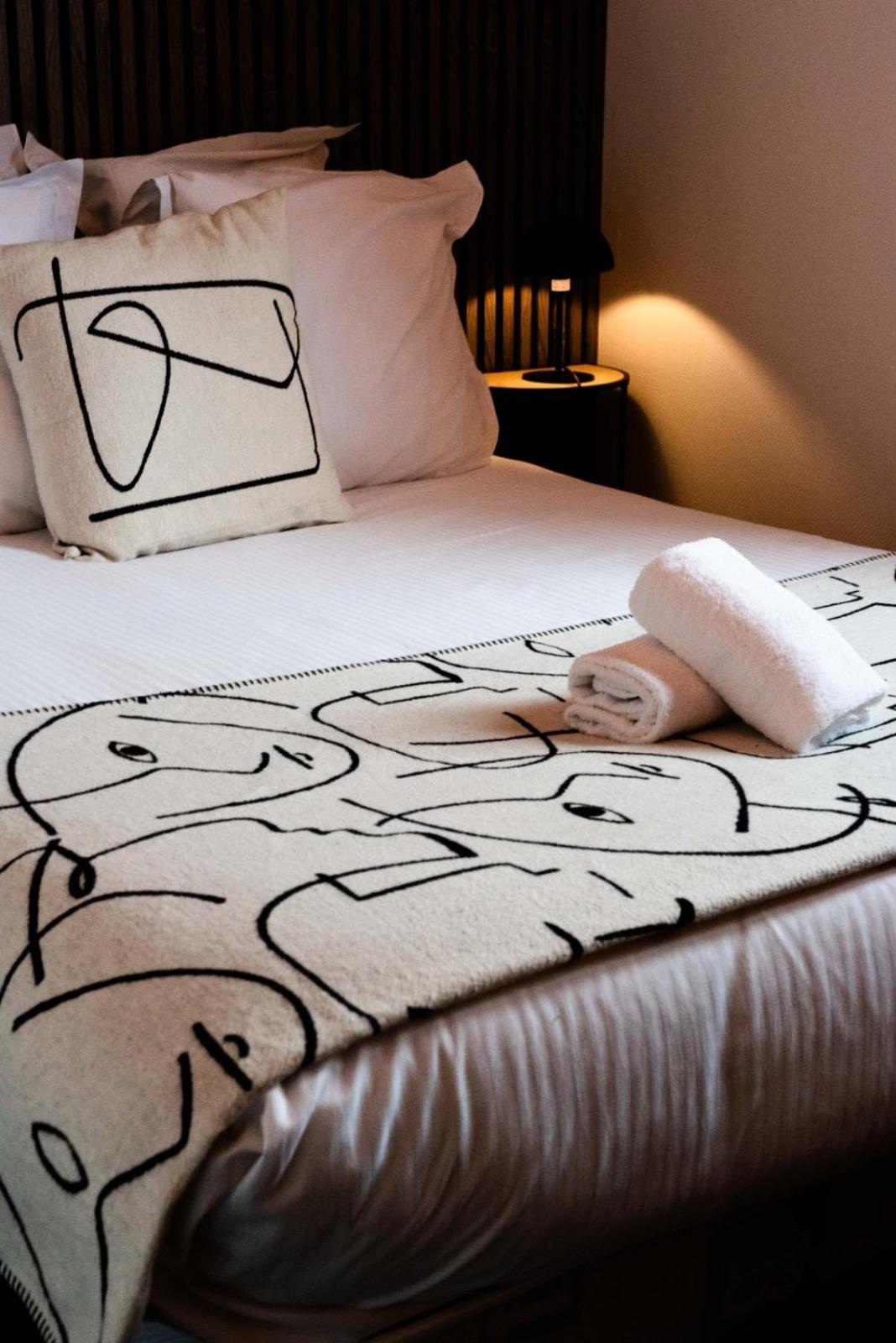 Hotel Le Lion D'Or Bernay  Eksteriør billede